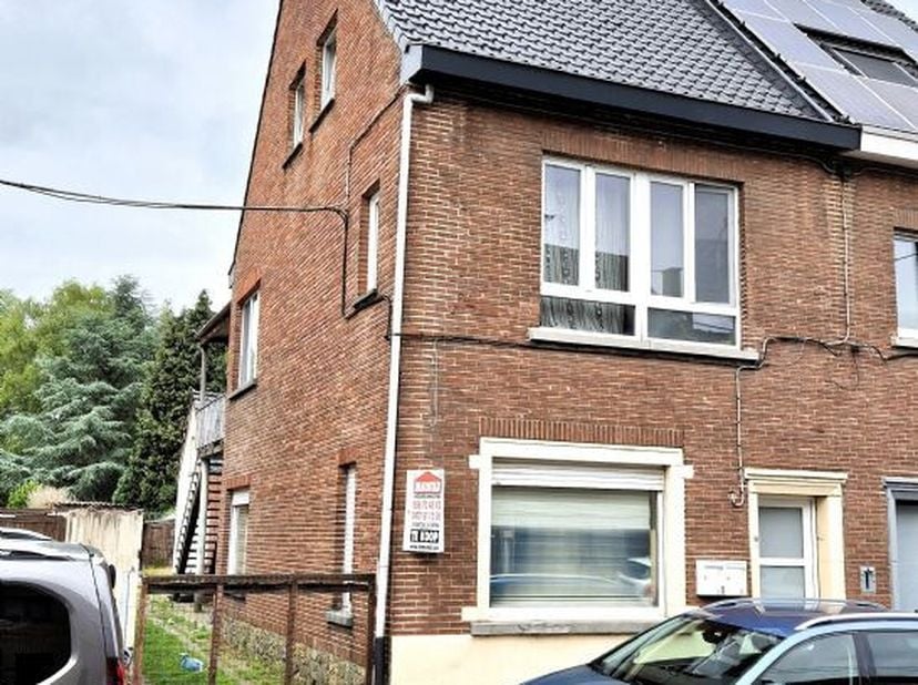 Halfopen gebouw te Wetteren bestaande uit een gelijkvloers en duplexappartement, omvattende o.a. op het GELIJKVLOERS: Inkomhal Gastentoilet Living met